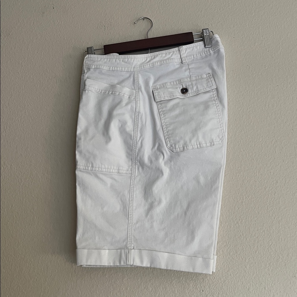 Boden 9” Cuffed Shorts, Off White, Size 14